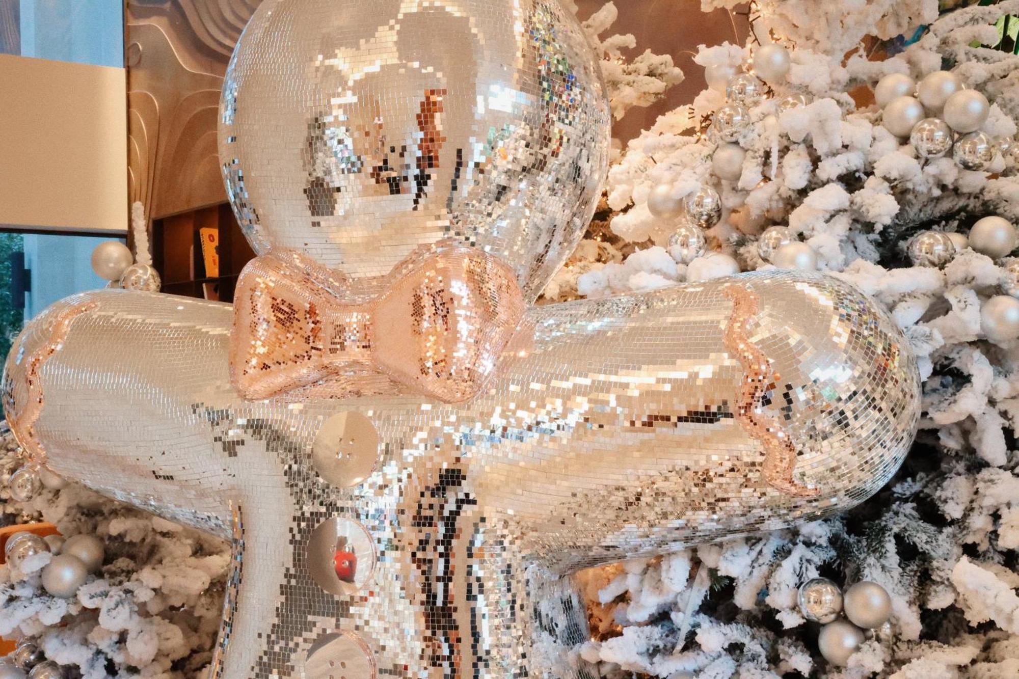 So/ Paris Hotel Экстерьер фото A Christmas tree decorated with white and silver ornaments