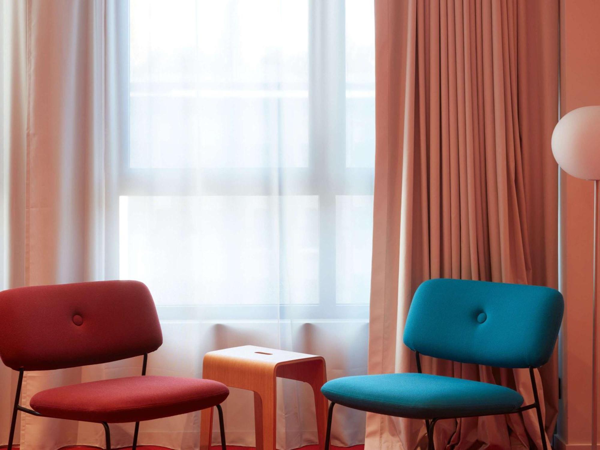 So/ Paris Hotel Экстерьер фото The interior of a room at the hotel